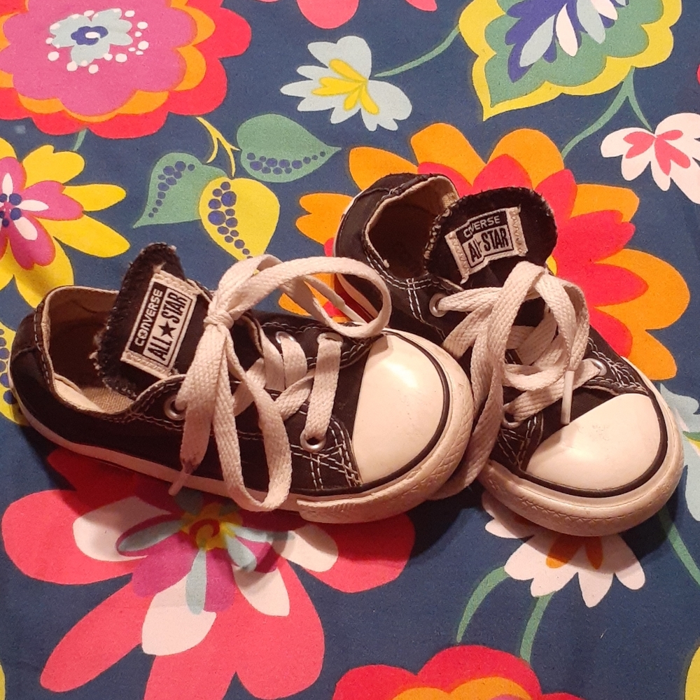 Converse little boys/girls size 7 chucks